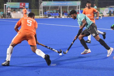 Hindistan Hava Kuvvetleri ve Canara Bankası oyuncuları, 15 Kasım 2025 'te Hindistan Hava Kuvvetleri ile Hindistan' da Canara Bank arasında oynanan Vivekananda Yuba Bharati Hokey Stadyumu 'nda oynanan 126. 