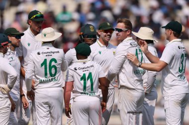 Güney Afrikalı Simon Harmer, Hindistan 'dan Dhruv Jurel' i IDFC Birinci Banka Sınav Günü 2 Hindistan 'a karşı Eden Gardens, Kolkata, Hindistan, 15 Kasım 2025 