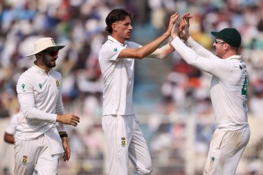 Güney Afrikalı Marco Jansen, Hindistan 'dan Kuldeep Yadav' ın kalesini aldı ve IDFC Birinci Banka Sınav Günü 'nde Güney Afrikalı Simon Harmer ve Aiden Markram ile birlikte Eden Gardens, Kolkata, Hindistan' da Güney Afrika 'ya karşı olan karşılaşmasını kutladı. 