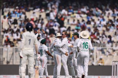 Güney Afrikalı Simon Harmer Hindistan 'dan Washington Sundar' ı kovdu ve IDFC Birinci Banka Sınav Günü sırasında kutluyor. 2. Hindistan, Eden Gardens, Kolkata, Hindistan 'da Güney Afrika' ya karşı, 15 Kasım 2025 