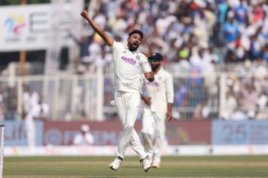 Hindistan 'dan Muhammed Siraj, Güney Afrikalı Keshav Maharaj' ı Ibw ile kovuyor ve IDFC First Bank Test Günü 3 karşılaşmasında kaleyi kutluyor Hindistan ile Güney Afrika arasında Eden Gardens, Kolkata, Hindistan, 16 Kasım 2025 
