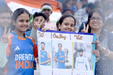 Hindistan taraftarları Hindistan ve Güney Afrika arasındaki ilk test kriket maçının ilk gününde, Eden Gardens 'da, Kolkata' da, 14 Kasım 2025 