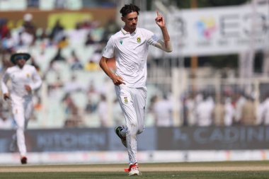 Güney Afrikalı Marco Jansen Hindistan 'dan Yashasvi Jaiswal' ın kalesini aldı ve IDFC 'nin 3. Banka Test Günü' nde Hindistan ile Güney Afrika 'nın Eden Gardens, Kolkata, Hindistan, 16 Kasım 2025 karşılaşmasını kutluyor. 