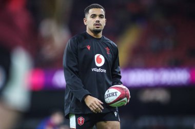 Galler 'den Ben Thomas, 15 Kasım 2025 tarihinde İngiltere' nin Cardiff kentindeki Principality Stadyumu 'nda oynanan Galler - Japonya maçı sırasında ısınmaya başladı. 