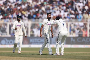 Hindistan 'dan Muhammed Siraj, Hindistan' dan KL Rahul ve Hindistan 'dan Ravindra Jadeja IDFC' nin 3. Banka Test Günü 'nde Hindistan' a karşı Güney Afrika Cennet Bahçeleri, Kolkata, Hindistan, 16 Kasım 2025 