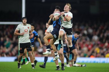 Galler 'den Blair Murray, 15 Kasım 2025' te İngiltere 'nin Cardiff şehrindeki Principality Stadyumu' nda oynanan Galler - Japonya maçı sırasında topa atlıyor. 