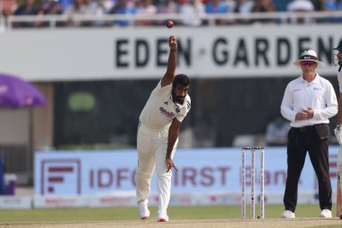 Hindistan 'dan Jasprit Bumrah IDFC Birinci Banka Test Günü 2. Hindistan, Güney Afrika' ya karşı Cennet Bahçeleri, Kolkata, Hindistan, 15 Kasım 2025 