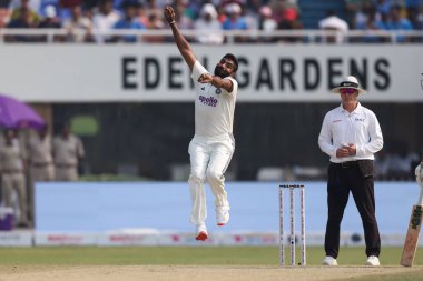 Hindistan 'dan Jasprit Bumrah IDFC Birinci Banka Test Günü 2. Hindistan, Güney Afrika' ya karşı Cennet Bahçeleri, Kolkata, Hindistan, 15 Kasım 2025 