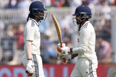 Hindistan 'dan KL Rahul soyunma odasına doğru gidiyor ve Hindistan' dan Rishabh Pant (Kaptan Yardımcısı) IDFC Birinci Banka Sınav Günü 2 Hindistan 'a karşı Cennet Bahçeleri, Kolkata, Hindistan, 15 Kasım 2025 