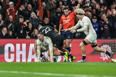 İngiltere 'den Tom Roebuck, 15 Kasım 2025' te İngiltere 'nin Yeni Zelanda' ya karşı Allianz Stadyumu 'nda oynadığı Quilter Nations Serisi 2025 karşılaşmasında şansını kutluyor.   