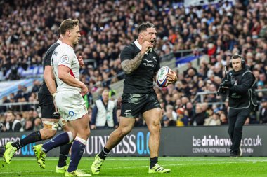 Yeni Zelandalı Codie Taylor, 15 Kasım 2025 'te İngiltere ile Yeni Zelanda arasında oynanan Quilter Nations Serisi 2025 karşılaşmasında Twickenham, İngiltere' deki Allianz Stadyumu 'nda denemesini kutluyor. 