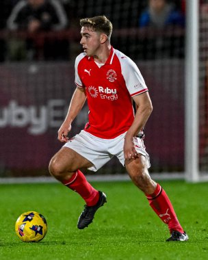 Fleetwood Town 'dan Harrison Neal 15 Kasım 2025' te İngiltere 'nin Highbury Stadyumu' nda Fleetwood Town 'a karşı Fleetwood Town maçında 