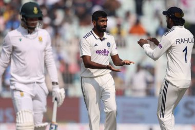Hindistan 'dan Jasprit Bumrah Güney Afrikalı Corbin Bosch' un kalesini aldı ve IDFC First Bank Test Günü 'nde Hindistan ile Güney Afrika' nın Eden Gardens, Kolkata, Hindistan, 16 Kasım 2025 'de oynanan karşılaşmasını Hindistan' dan KL Rahul ile kutladı. 