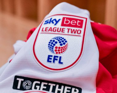EFL Sky Bet Ligi 2 omuz rozeti 15 Kasım 2025 'te İngiltere' nin Highbury Stadyumu 'nda Fleetwood Town' a karşı Fleetwood Town maçında 
