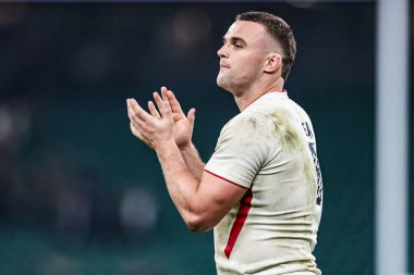 İngiltere 'nin Ben Earl' ü Quilter Nations Serisi 2025 maçından sonra taraftarları alkışlıyor. İngiltere ile Yeni Zelanda maçı 15 Kasım 2025 'te Twickenham, İngiltere' deki Allianz Stadyumu 'nda. 