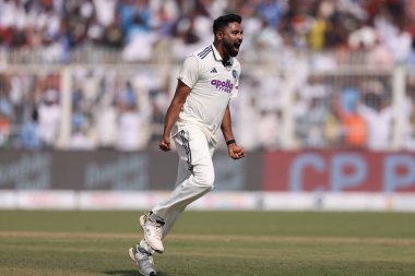 Hindistan 'dan Muhammed Siraj, Güney Afrika' dan Keshav Maharaj 'ın kalesini İbw' la aldı ve IDFC 'nin 3. Banka Sınav Günü' nde Hindistan ile Güney Afrika 'nın Eden Gardens, Kolkata, Hindistan, 16 Kasım 2025 karşılaşmasını kutladı. 