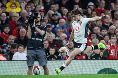 Galler 'den Dan Edwards, 15 Kasım 2025 tarihinde İngiltere' nin Cardiff kentindeki Principality Stadyumu 'nda oynanan Galler - Japonya maçı sırasında dönüşüme uğradı. 