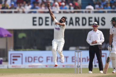 Hindistan 'dan Jasprit Bumrah IDFC Birinci Banka Test Günü 2. Hindistan, Güney Afrika' ya karşı Cennet Bahçeleri, Kolkata, Hindistan, 15 Kasım 2025 