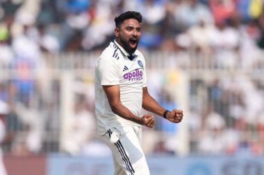 Hindistan 'dan Muhammed Siraj, Güney Afrikalı Keshav Maharaj' ı Ibw ile kovuyor ve IDFC First Bank Test Günü 3 karşılaşmasında kaleyi kutluyor Hindistan ile Güney Afrika arasında Eden Gardens, Kolkata, Hindistan, 16 Kasım 2025 