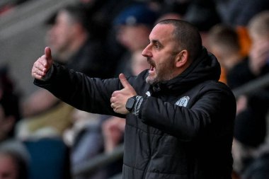 Fleetwood Town 'un müdür yardımcısı Adam Temple, Sky Bet 2 maçında Fleetwood Town' a karşı Highbury Stadyumu, Fleetwood, Birleşik Krallık, 15 Kasım 2025 