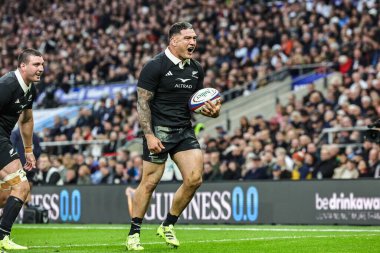 Yeni Zelandalı Codie Taylor, 15 Kasım 2025 'te İngiltere ile Yeni Zelanda arasında oynanan Quilter Nations Serisi 2025 karşılaşmasında Twickenham, İngiltere' deki Allianz Stadyumu 'nda denemesini kutluyor. 