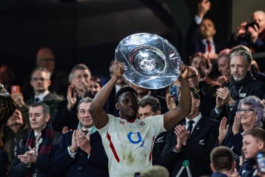 İngiltere 'den Mario Itoje, 15 Kasım 2025' te İngiltere 'nin Twickenham, İngiltere' deki Allianz Stadyumu 'nda oynanan Quilter Nations 2025 karşılaşmasında Hillary Kalkanı' nı kaldırdı. 