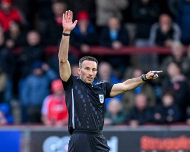 Hakem Richard Eley Gökyüzü İddia Ligi 2 maçı sırasında Fleetwood Town ile Swindon Town arasındaki Highbury Stadyumu, Fleetwood, İngiltere, 15 Kasım 2025 