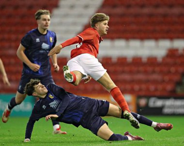Barnsley FC U18 takımından Max Woodcock, 17 Kasım 2025 'te Oakwell, Barnsley, İngiltere' de oynanan FA Youth Cup U18 maçında Mansfield Town 'dan Jacob Stubbs' ın baskısıyla gol attı. 