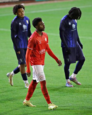Barnsley FC U18 's takımından Chris Ogbu 17 Kasım 2025' te Oakwell, Barnsley, İngiltere 'de oynanan 2. 