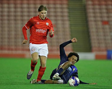 Mansfield Town U18 'den Jayden Chambers-Morgan, 17 Kasım 2025' te Oakwell, Barnsley, İngiltere 'de oynanan FA Youth Cup U18 raundunda Barnsley' e karşı Mansfield Town maçında Barnsley FC U18 'den Max Woodcock' a baskı yapıyor. 