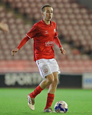 Barnsley FC U18 's takımından Tayo Dunne 17 Kasım 2025' te Oakwell, Barnsley, İngiltere 'de oynanan 2. 