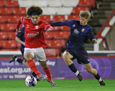 Barnsley FC U18 'den Marley Hicken-Smith, 17 Kasım 2025' te Oakwell, Barnsley, İngiltere 'de oynanan FA Youth Cup U18' s maçında Mansfield Town 'dan Charlie Cheetham' e baskı yapıyor. 