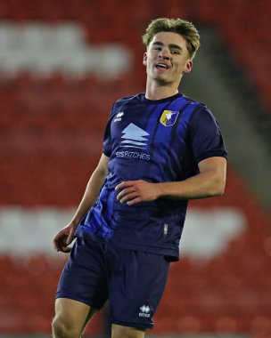 Mansfield Town U18 takımından Louis Spink 17 Kasım 2025 'te İngiltere' nin Oakwell kentinde oynanan FA Gençler Kupası U18 'ler 2. tur karşılaşmasında Barnsley Mansfield Town' a karşı. 