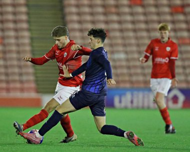 Barnsley FC U18 'den Max Woodcock 17 Kasım 2025' te Oakwell, Barnsley, İngiltere 'de oynanan FA Youth Cup U18' s maçında Mansfield Town 'dan Jacob Stubbs' ın baskısı altında. 