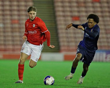 Barnsley 'li Max Woodcock, 17 Kasım 2025' te Oakwell, Barnsley, İngiltere 'de oynanan FA Youth Cup U18' s maçında Mansfield Town 'dan Jayden Chambers-Morgan' a baskı yapıyor. 