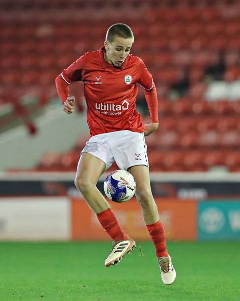 Barnsley FC U18 's takımından Tayo Dunne 17 Kasım 2025' te Oakwell, Barnsley, İngiltere 'de oynanan 2. 