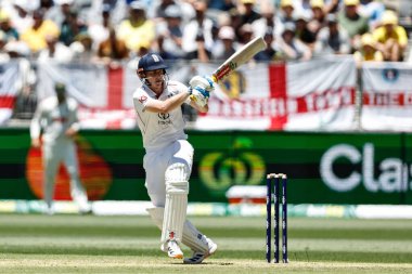 İngiltere 'den Harry Brook, 20 Kasım 2025' te Avustralya 'nın Optus Stadyumu' nda oynanan NRMA Sigorta Külleri 1. 