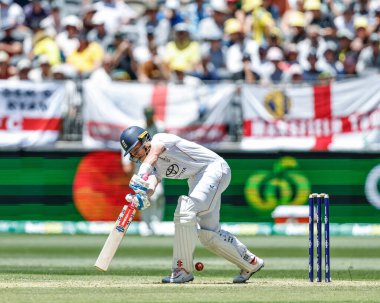 İngiltere 'nin Ollie Pope' u, 20 Kasım 2025 'te Avustralya' nın Optus Stadyumu 'nda oynanan birinci test günü külleri serisi Avustralya - İngiltere maçı sırasında Avustralyalı Cameron Green tarafından oynanan LBW karşısında şaşkına döndü. 