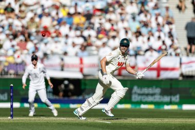 Avustralyalı Cameron Green, 20 Kasım 2025 'te Avustralya' nın Optus Stadyumu 'nda oynanan NRMA Sigorta Külleri Birinci Sınav Günü 1 Serisi' nde topa vuruyor. 