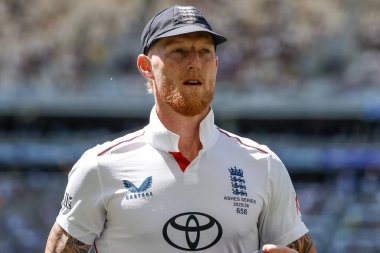 İngiltere kaptanı Ben Stokes, 20 Kasım 2025 'te Avustralya' nın Optus Stadyumu 'nda oynanan NRMA Sigorta Külleri 1. Test Günü Serisi Avustralya' ya karşı. 