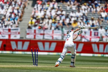 İngiltere kaptanı Ben Stokes, 20 Kasım 2025 'te Avustralya' nın Perth Stadyumu 'nda oynanan NRMA Sigorta Külleri Birinci Sınav Günü Serisi Avustralya - İngiltere maçı sırasında Avustralya' dan Mitch Starc tarafından şaşkına çevrildi. 