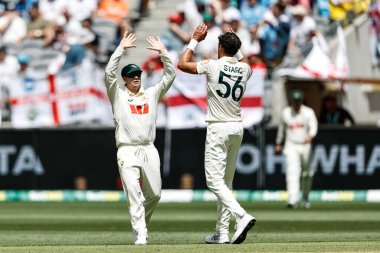 Avustralyalı Mitch Starc, 20 Kasım 2025 'te Avustralya' nın Optus Stadyumu 'nda oynanan NRMA Sigorta Külleri Birinci Sınav Günü Serisinde yedinci kalesini kutluyor. 