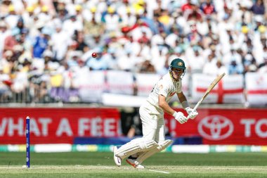 Avustralyalı Marnus Labuschagne, 20 Kasım 2025 'te Avustralya' nın Optus Stadyumu 'nda oynanan NRMA Sigorta Külleri Birinci Sınav Günü Serisi' nde topa vuruyor. 