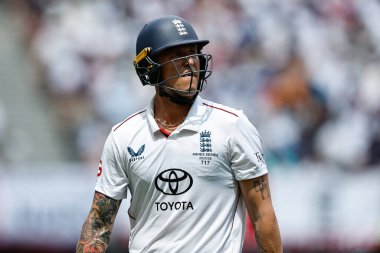 İngiltere 'den Brydon Carse, 20 Kasım 2025' te Avustralya 'nın Optus Stadyumu' nda oynanan ilk test günü serisi olan NRMA Sigorta Külleri 1 Serisi sırasında görevden alındıktan sonra oyun alanından ayrıldı. 