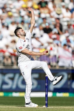 Mark Wood topu 20 Kasım 2025 'te Avustralya' nın Optus Stadyumu 'nda oynanan NRMA Sigorta Külleri 1. 