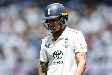 İngiltere 'den Brydon Carse, 20 Kasım 2025' te Avustralya 'nın Optus Stadyumu' nda oynanan ilk test günü serisi olan NRMA Sigorta Külleri 1 Serisi sırasında görevden alındıktan sonra oyun alanından ayrıldı. 