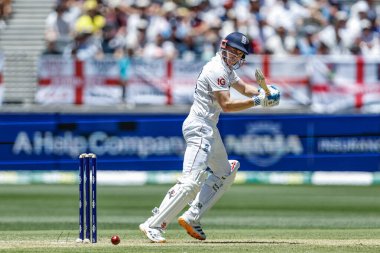 İngiltere 'den Harry Brook, 20 Kasım 2025' te Avustralya 'nın Optus Stadyumu' nda oynanan NRMA Sigorta Külleri Birinci Sınav Günü Serisi 'nde topa vuruyor. 