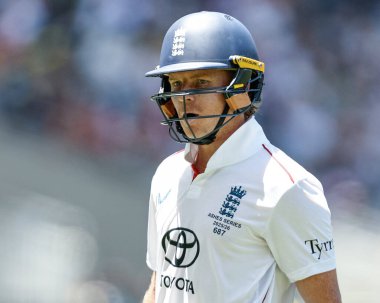 İngiltere 'nin üzgün bir Ollie Pope' u, 20 Kasım 2025 'te Avustralya' nın Optus Stadyumu 'nda Avustralya' ya karşı oynadığı NRMA Sigorta Külleri Birinci Sınav Günü 'nde Avustralyalı Cameron Green tarafından görevden alındıktan sonra oyun alanından ayrıldı. 