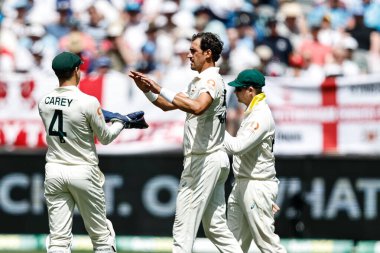 Avustralyalı Mitch Starc, 20 Kasım 2025 'te Avustralya' nın Optus Stadyumu 'nda oynanan NRMA Sigorta Külleri Birinci Sınav Günü Serisinde yedinci kalesini kutluyor. 