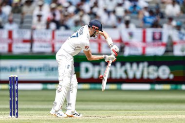 İngiltere 'den Gus Atkinson topu kenarda tutuyor ve 20 Kasım 2025' te Avustralya 'nın Optus Stadyumu, Perth, Avustralya' da oynanan birinci test günü serisi sırasında Avustralya kaptanı Steve Smith tarafından yakalanıyor. 